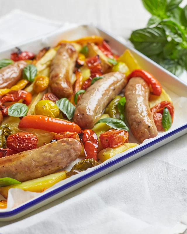 Looking for a quick and easy one pan meal solution? Try a super simple sausage bake - they're delicious and require minimal clean up! Just cut up your favourite veg (we like to do capsicum, tomatoes and potatoes), put them in a pan alongside your choice of sausages and bake!Then once they're ready, season with salt, pepper and a few leaves of basil.