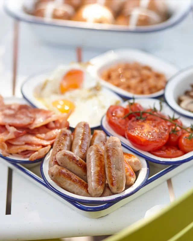 Summer is here, the sun is shining. Get outside and enjoy a beautiful Sunday breakfast 🤩