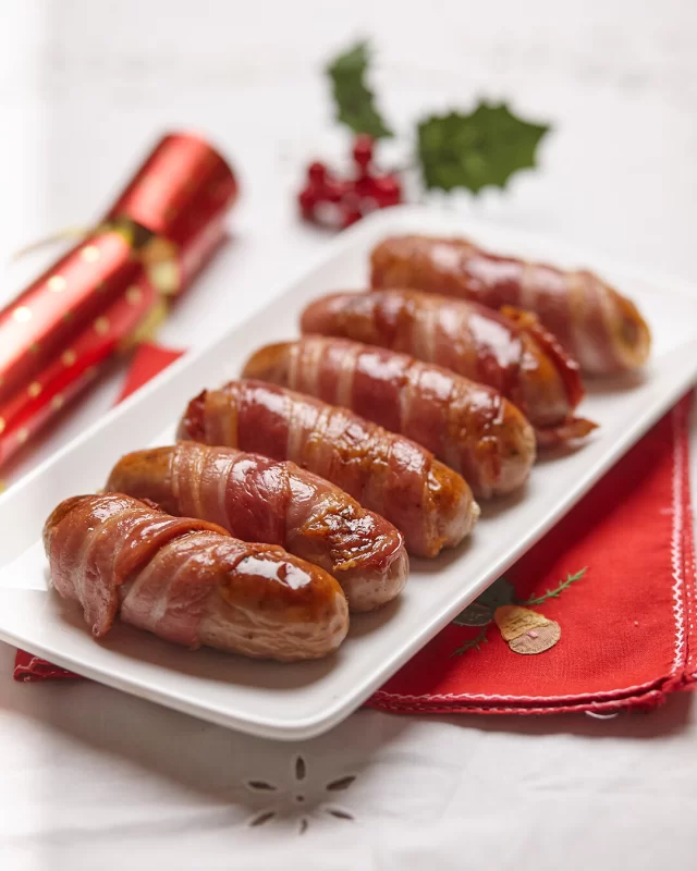 Bacon. Sausages. Christmas. What's not to love? 😍Whip up these beautiful jumbo pigs in a blanket this Christmas. They're sure to be a hit!