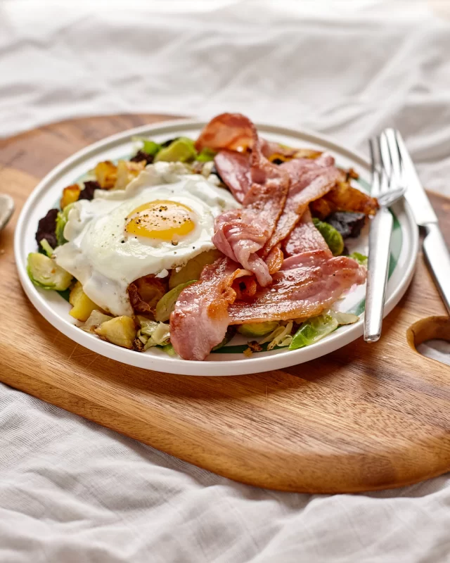 Nothing beats a 𝐁𝐨𝐱𝐢𝐧𝐠 𝐃𝐚𝐲 𝐁𝐮𝐛𝐛𝐥𝐞 & 𝐒𝐪𝐮𝐞𝐚𝐤 😍Use up your Christmas leftovers and create this classic that's good for breakfast, lunch or dinner!Full recipe below ⬇️INGREDIENTS
4 rashers British Smoked Streaky or Back Bacon
4 slices (2cm thick) of British Black Pudding
2 cups of roasted or cooked vegetables of your choice
2 eggs
2 teaspoons oil or butter
Salt and pepper to tasteMETHOD
1.Using a large fry pan, melt butter or heat oil in a medium hot pan and cook the bacon and black pudding slices for approximately 3 mins each side until cooked and crispy on the outside. Once cooked, transfer to a tray and keep warm in a low to moderate heated oven.
2. Using the same fry pan (with the left-over oil and juices from the cooking of the bacon and black pudding) add your vegetables and stir fry in pan for 5 mins or until hot. It is here you will hear the “bubble and squeaking” of the vegetables.
3. Once the vegetables are heated through transfer onto two serving plates. Next break the cooked black pudding slices into bite size pieces and place strategically amongst the veggies.
4. Finally, cook egg to your liking and serve the vegetables with the egg and bacon.