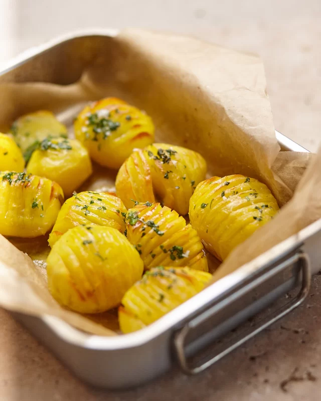 Starting to look ahead to your Easter feast? These hasselback potatoes are always a winner. Check out the full recipe below ⬇️INGREDIENTS
6 medium-sized potatoes (Desiree or Dutch Cream)
3 tbsp olive oil or melted butter
2 garlic cloves, finely minced
Sea salt and cracked black pepper
Fresh herbs (thyme, rosemary, or parsley), chopped
Optional: grated Parmesan or pecorino for extra crispMETHOD
Prep the potatoes: Slice thinly across the top, about 3 mm apart, stopping just before the base so the slices stay connected.
Season: Mix olive oil or butter with garlic, salt, and pepper. Brush generously over the potatoes, making sure it seeps between the slices.
Bake: Arrange on a lined tray and roast at 200°C for 45–60 minutes, basting halfway through. They should fan open and crisp at the edges.
Finish: Sprinkle with herbs and cheese (if using) in the last 10 minutes of baking.#roastpotatoestips #hasselbackpotatoesrecipe #easterfood #entertainingfood #eastermealideas