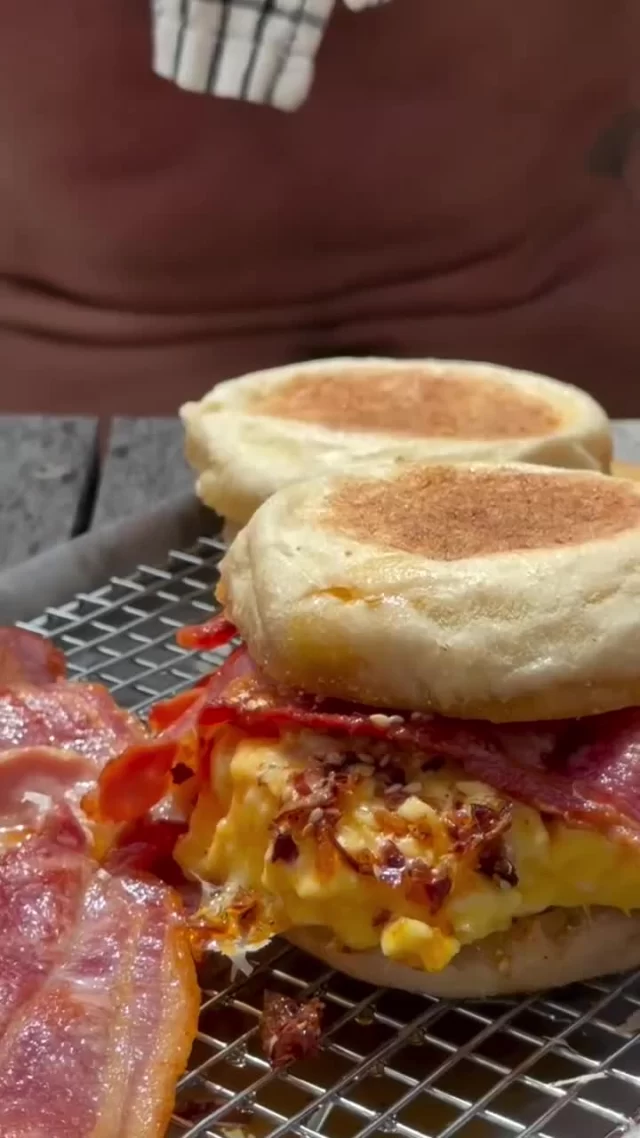 Do you know The Muffin Man? We think his name is @joelbennetts 💪He created this Ultimate Breakfast Muffin featuring our Traditionally Cured Bacon made with 100% Australian Pork. How good does it look?!#breakfastmuffin #baconrecipe #mealprepbreakfast #australianbacon #fakeaway