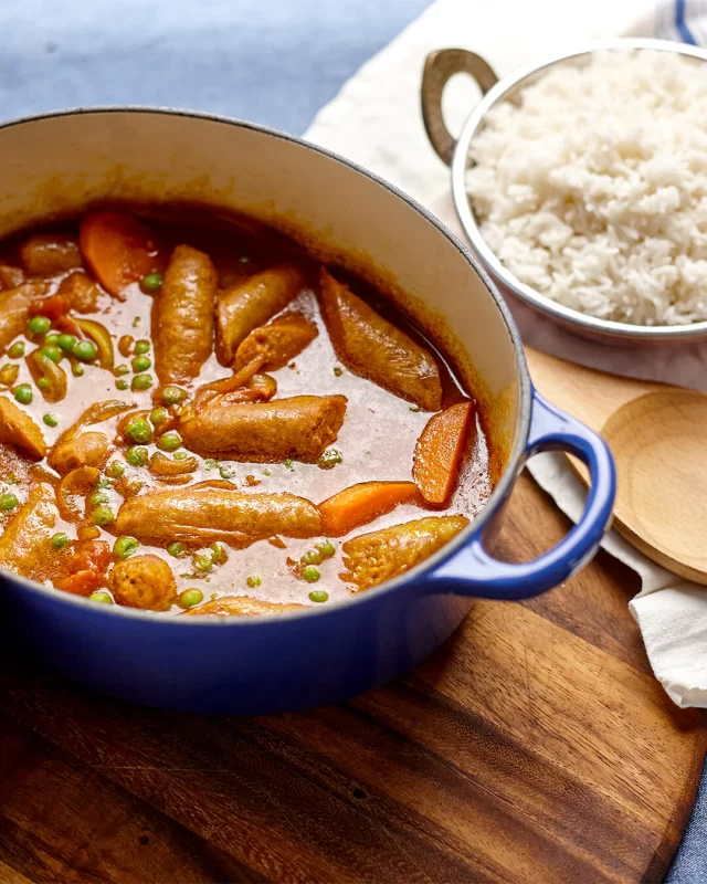 Too cold for a BBQ? How about enjoy another classic - curried sausages?!FULL RECIPE BELOW ⬇️INGREDIENTS
8 British Sausage Co. Thin Beef Eater BBQ Sausages or Thin Pork Sausages
1 tablespoon oil
1 large brown onion, thinly sliced
2 garlic cloves, minced and crushed
1 tablespoon curry powder or choice (we used Keens)
1 teaspoon sugar
2 carrots, peeled and sliced on a diagonal
3/4 cup or 1/2 400g tin crushed tinned tomatoes
1 cup of frozen peas
1 1/2 cups chicken stock
Salt and pepper to taste
Serve with steamed rice or mashed potatoMETHOD
1. Heat a large heavy pan to medium heat and add oil. Cook sausages for 5 mins or until lightly golden all over and transfer to a plate. Cut each sausage in thirds on a diagonal, ready for step 3. (We don’t want them fully cooked as they will finish cooking in step 3.)
2. To the same pan add onion, garlic and carrots. Cook over a medium to low ensuring onions and garlic soften, approximately 6 minutes. Next add curry powder and stir through for 1 minute or until fragrant. Once fragrant, add in sugar, crushed tomatoes and chicken stock and stir through over a high heat. Bring to boil.
3. Next, reduce heat to medium to low and add cut sausages to the pan and simmer, uncovered for 15 minutes or until sausages are cooked through. Then add peas, season and cook for 2 minutes until peas are tender
4. Serve with steamed rice and sprinkle with coriander leaves…if you dare.TIP – Try a dollop of Greek Yoghurt on top, with a little Mango Chutney!#wintermeals #porksausage #comfortfoodie #dinnerideas #sausagerecipes