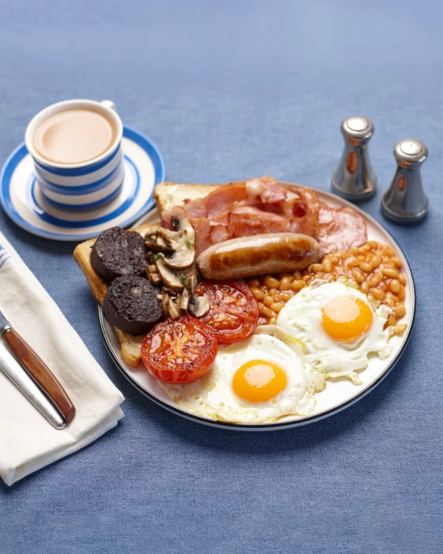 The best cure for cold mornings? A big breakfast... obviously. This one is so big in fact, you can barely see the plate - just how it should be.What's your go-to for a hearty breakfast on a chilly morning?#winterfood #bigbreakfast #winterbreakfast #winterrecipeideas #fullenglishbreakfast